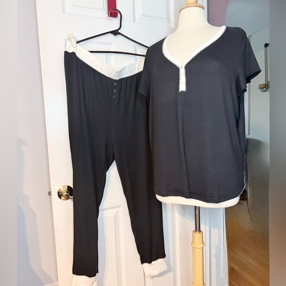Lacey Chabert Pajama set